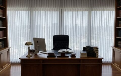 persianas lohas en oficina de abogado