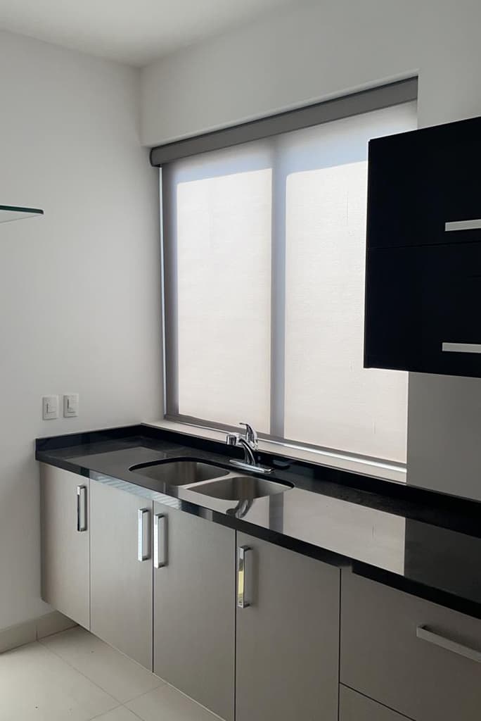 persiana enrollable para cocina blanca