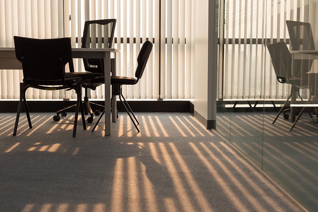 persianas verticales para oficina moderna