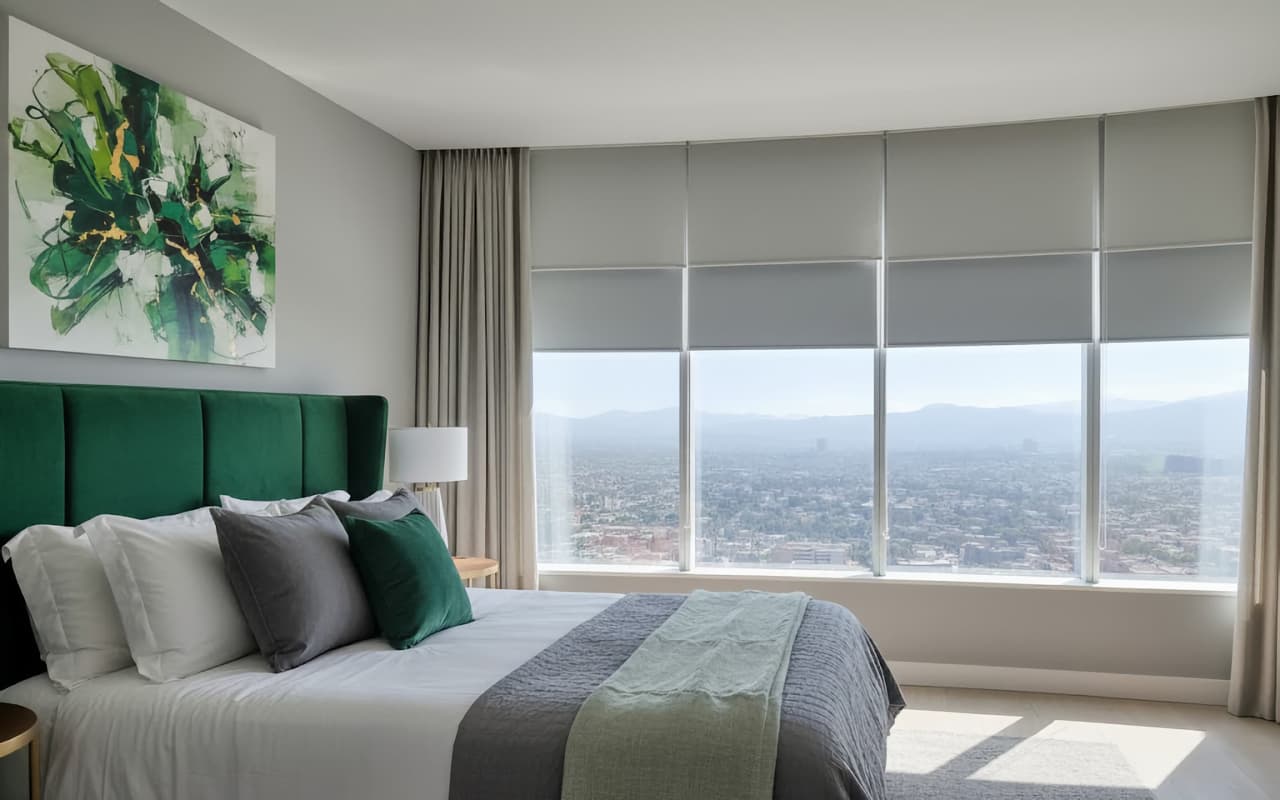 Persiana Día y Noche en recámara moderna con verde