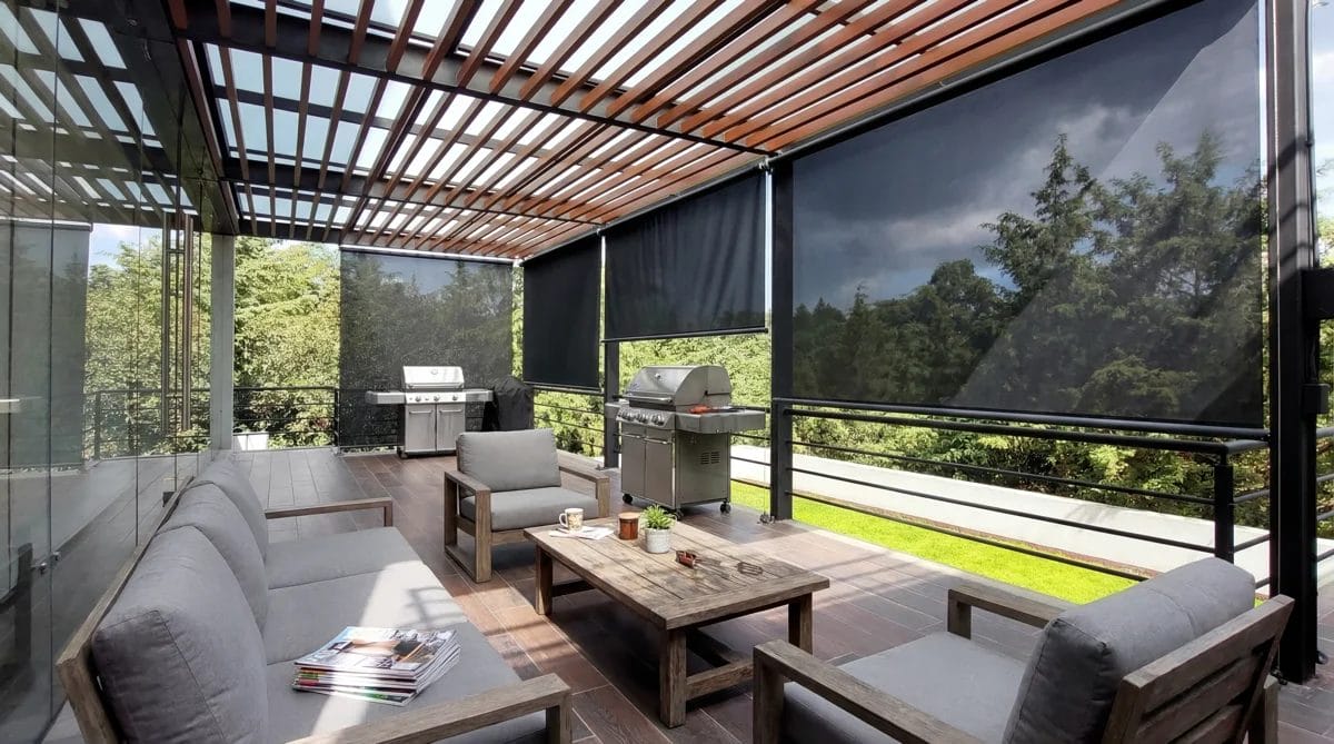 toldos verticales en terraza de lujo