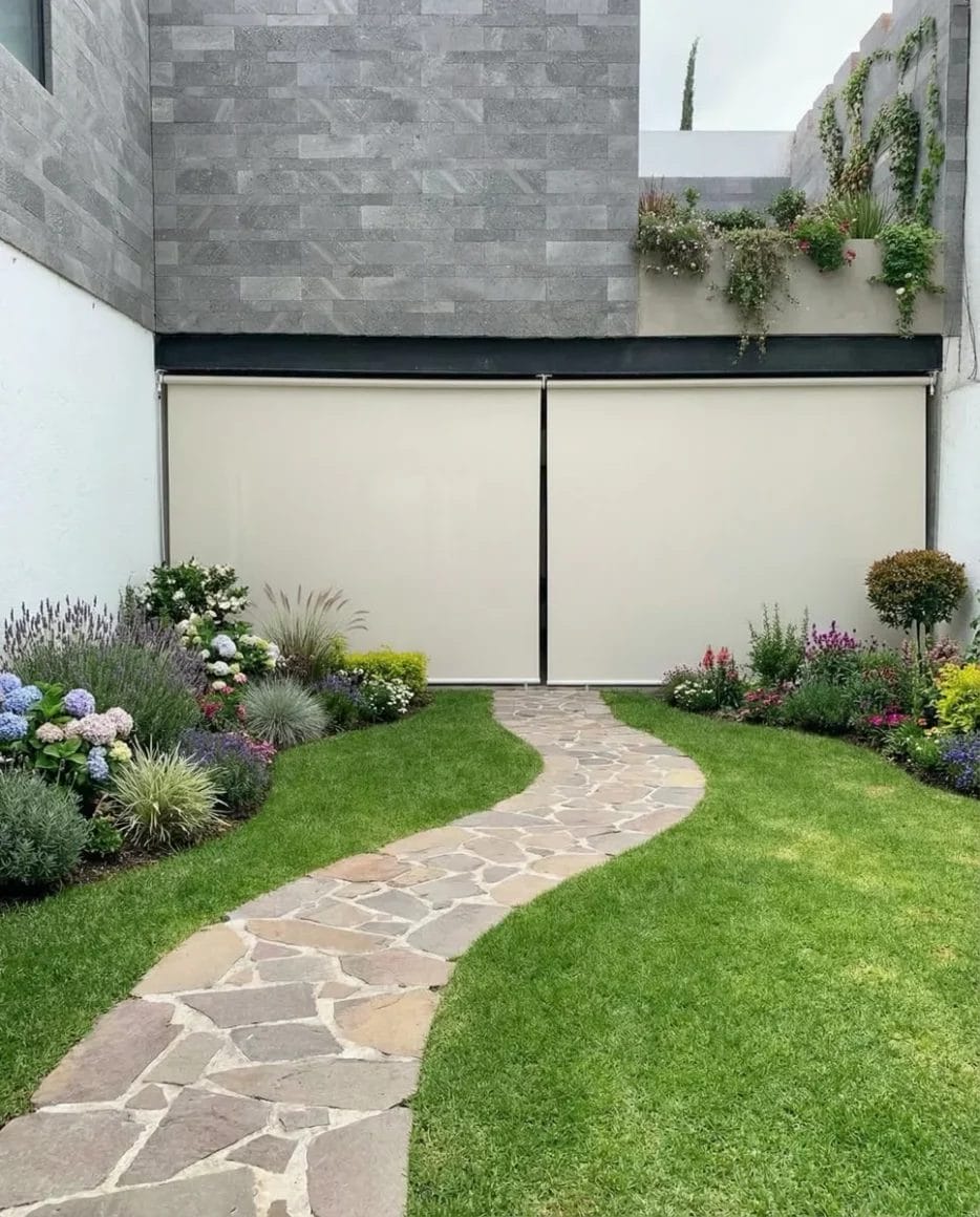 toldo vertical en jardin con plantas