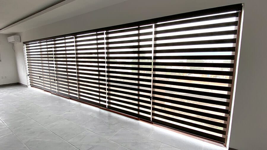 persianas zebra para favorecer la privacidad y la iluminación de los espacios