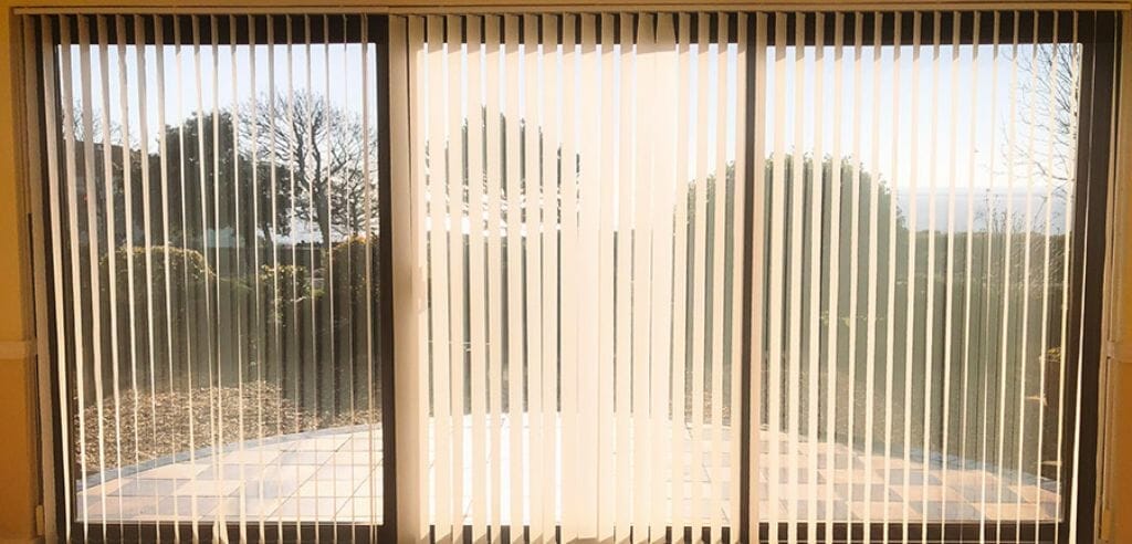 ventajas y beneficios de las cortinas para puertas