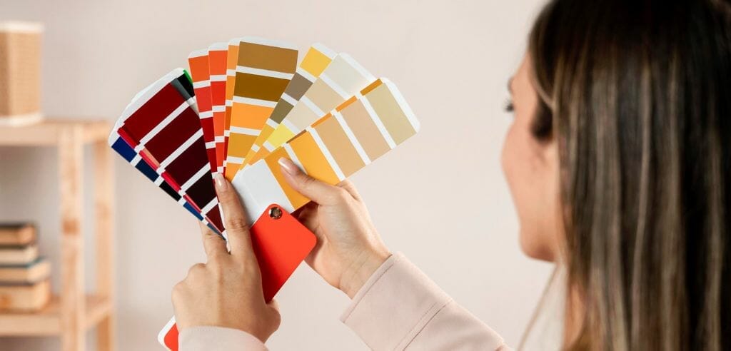 Colores claros y neutros para ampliar los espacios visualmente, remodelación de casas pequeñas