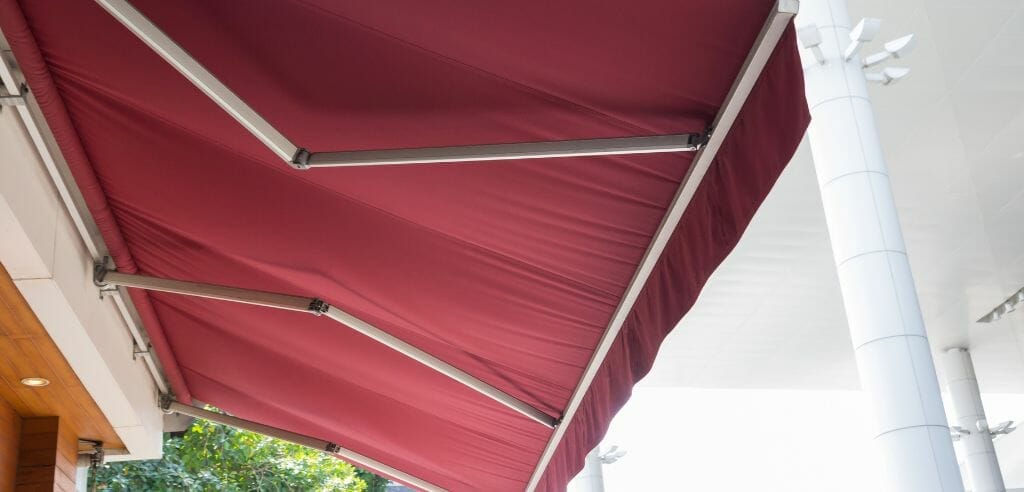 Toldo retráctil para remodelación de casas pequeñas