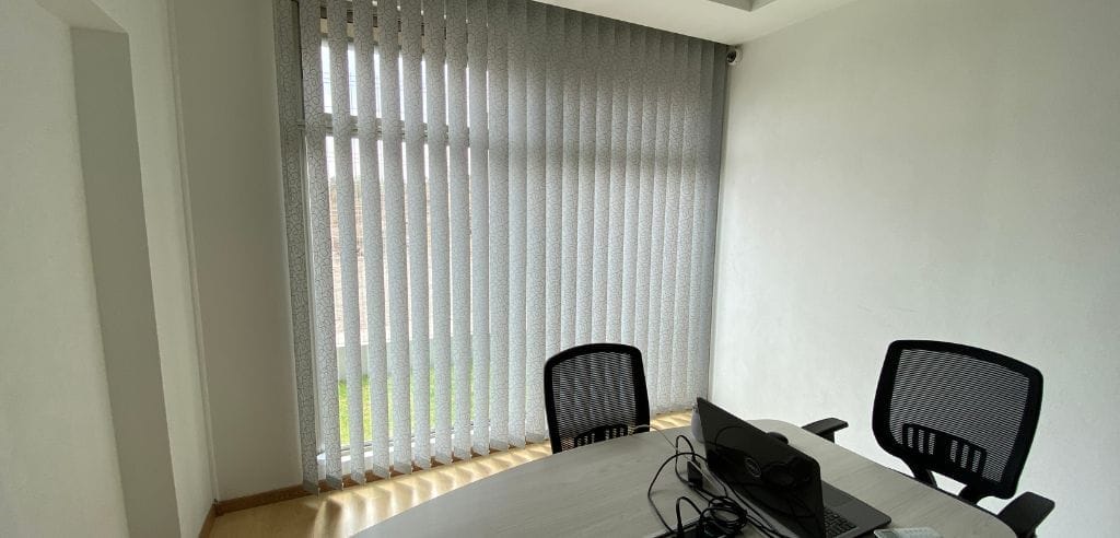 Hermosas persianas blancas estilo vertical para iluminar tu oficina