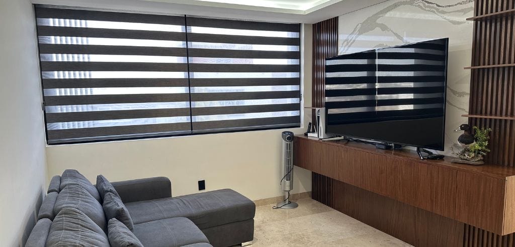 Explora infinitas posibilidades de estilo con nuestras persianas Sheer Elegance. Desde la elegancia moderna hasta el encanto miminalista contemporáneo, 