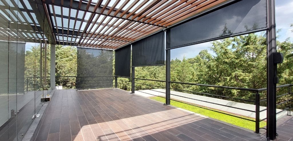 Con líneas limpias y materiales de alta calidad, estos toldos vanguardistas no solo te protegen del sol, sino que también añaden un toque de modernidad y elegancia a tu patio, terraza o jardín.