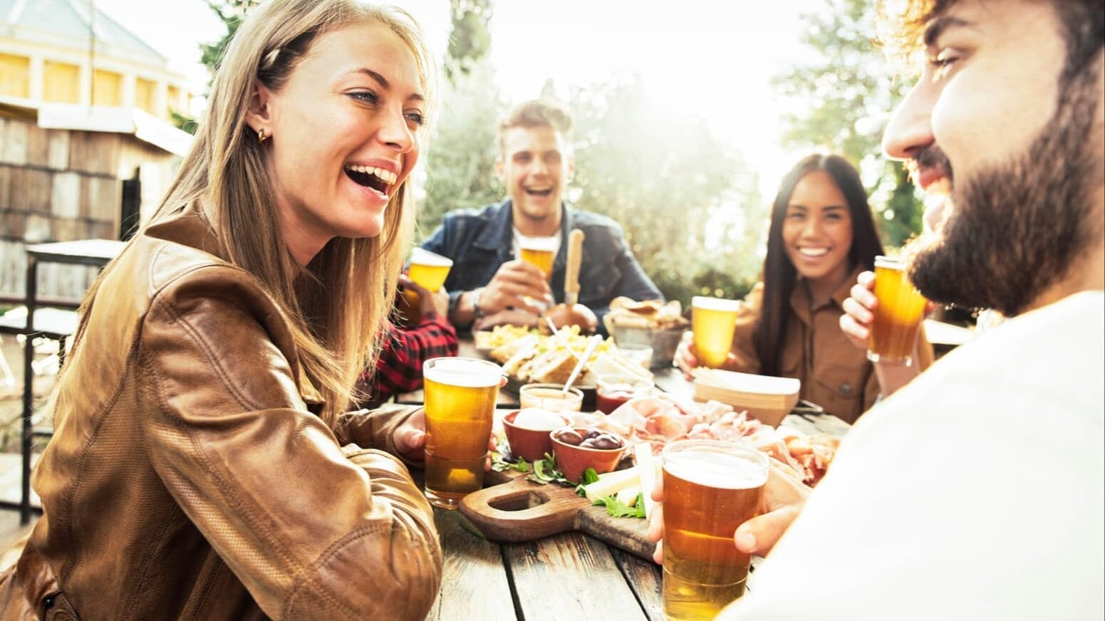 amigos en el jardin con pergola