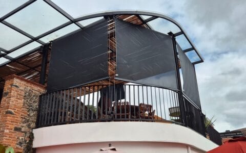 toldos verticales negros en terraza de un restaurante en cdmx