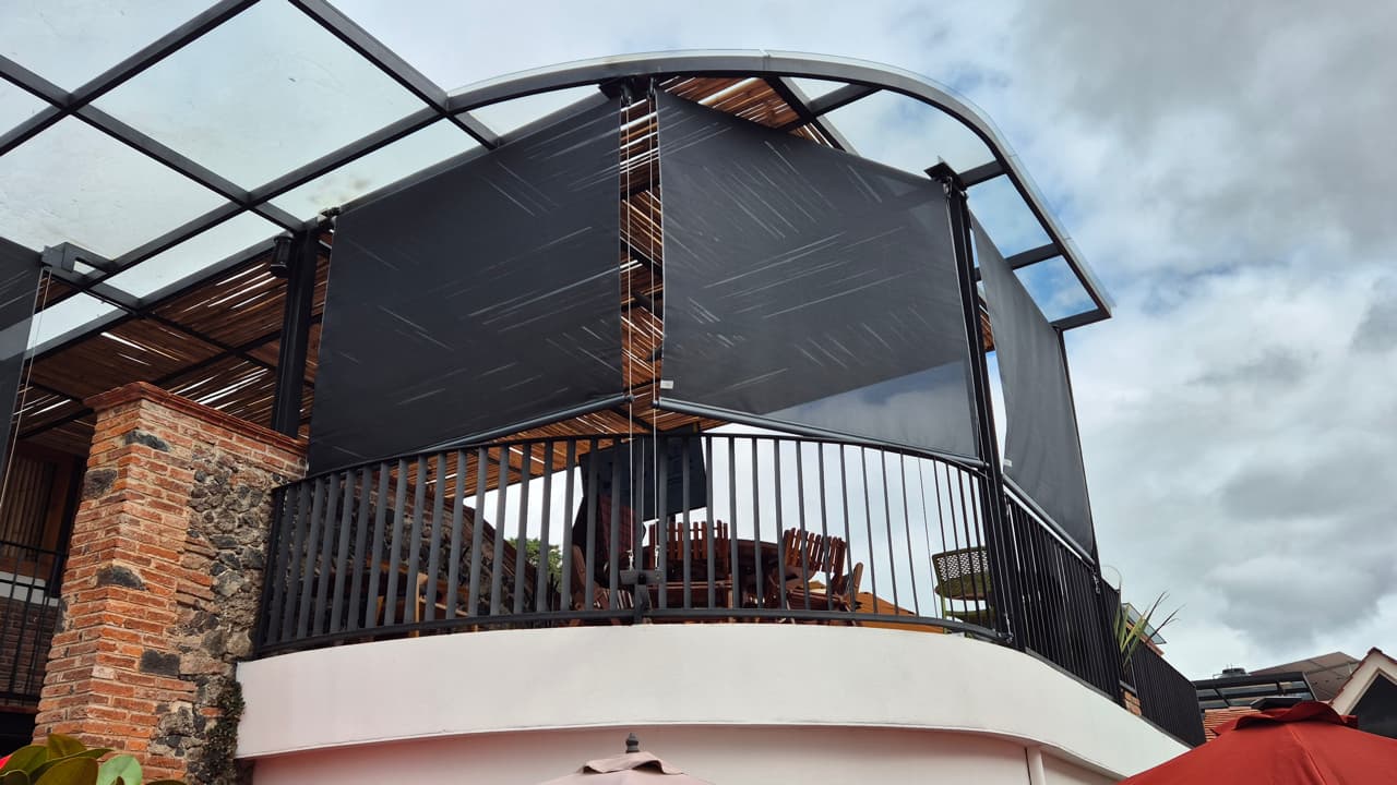toldos verticales negros en terraza de un restaurante en cdmx