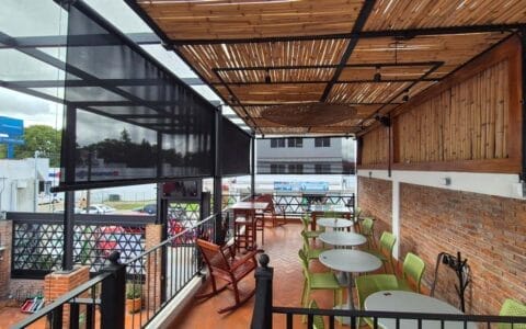 toldos verticales negros para terraza en restaurante