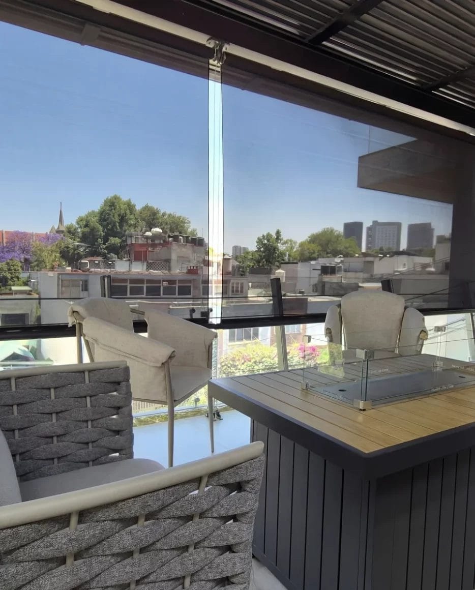 toldos verticales negros en terraza en residencia en polanco